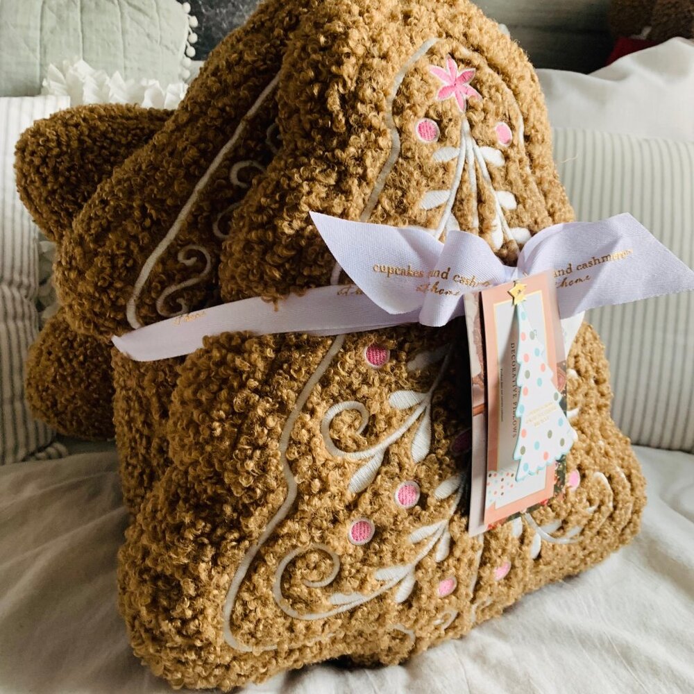 NEW Christmas Cupcakes & Cashmere Set of 3 Gingerbread Pillows - Snowflake House - Picture 5 of 5